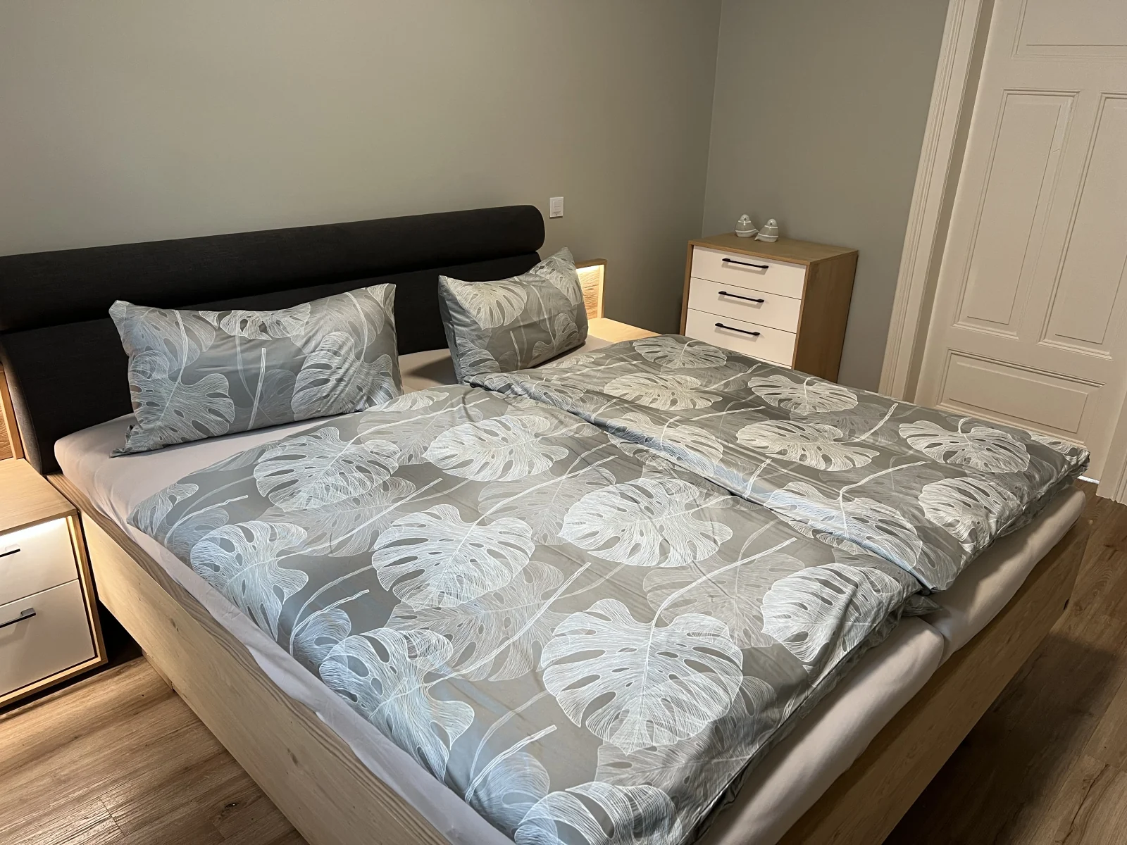 Bett mit Bettwäsche