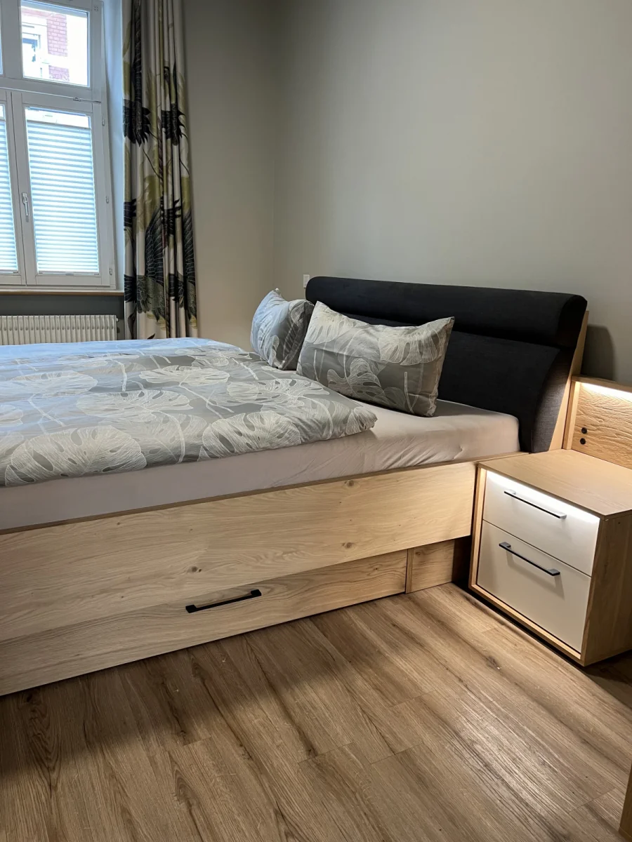 Bett mit Nachttisch
